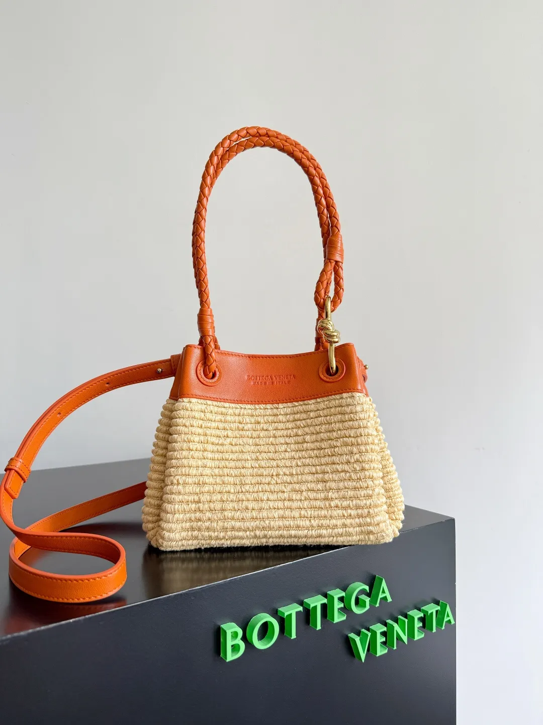 Batch 1960 Encounter BV Summer Romance - New Raffia Bag BV (Bottega Veneta) has always been known for its low-key luxury and exquisite craftsmanship, and this raffia bag fully demonstrates the soul of the brand. The appearance is like a work of art, and the natural raffia woven bag body blends into the gentleness of the summer beach. The iconic fine leather handle contrasts with the raffia, and the details are ingenious ~ giving it a high-end feel! In terms of design, the bag has an elegant shape and is suitable for hand-carrying and cross-body wear. The top leather seal ensures safety and highlights the pursuit of quality. The functions are also very good, the internal space is reasonable, and daily items such as mobile phones and wallets can be easily accommodated. This summer, let BV’s new raffia bag accompany you to interpret your unique taste, let low-key luxury accompany you, and start your exquisite summer travel ~ Style number: 827475 (796569) Size: 20*17*16.5cm